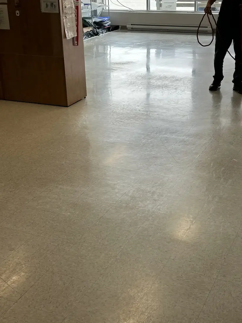Plancher avec fini terne et traces avant traitement Ménage DP