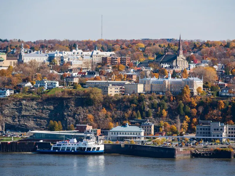 Entretien ménager commercial à Lévis – vue sur le Vieux-Lévis