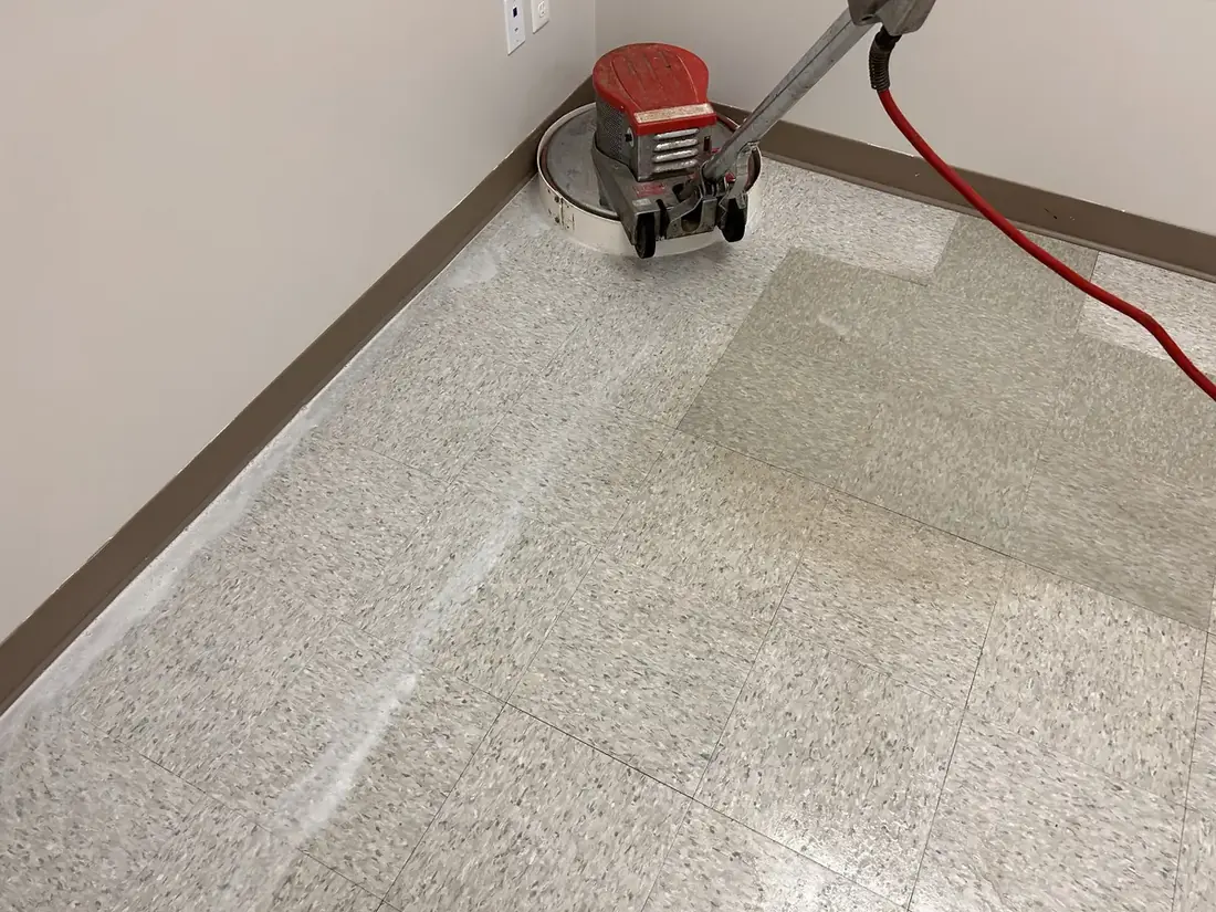 Monobrosse en action lors du décapage de plancher commercial par Ménage DP