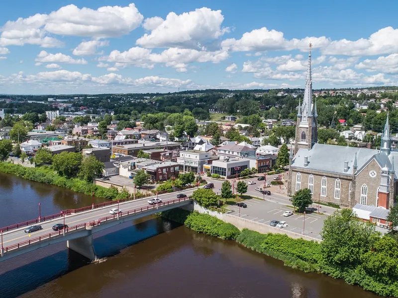 Entretien ménager commercial à Sainte-Marie – église et rivière Chaudière